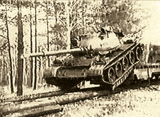 Танк Т-62 по аппарели покидает платформу бронелетучки